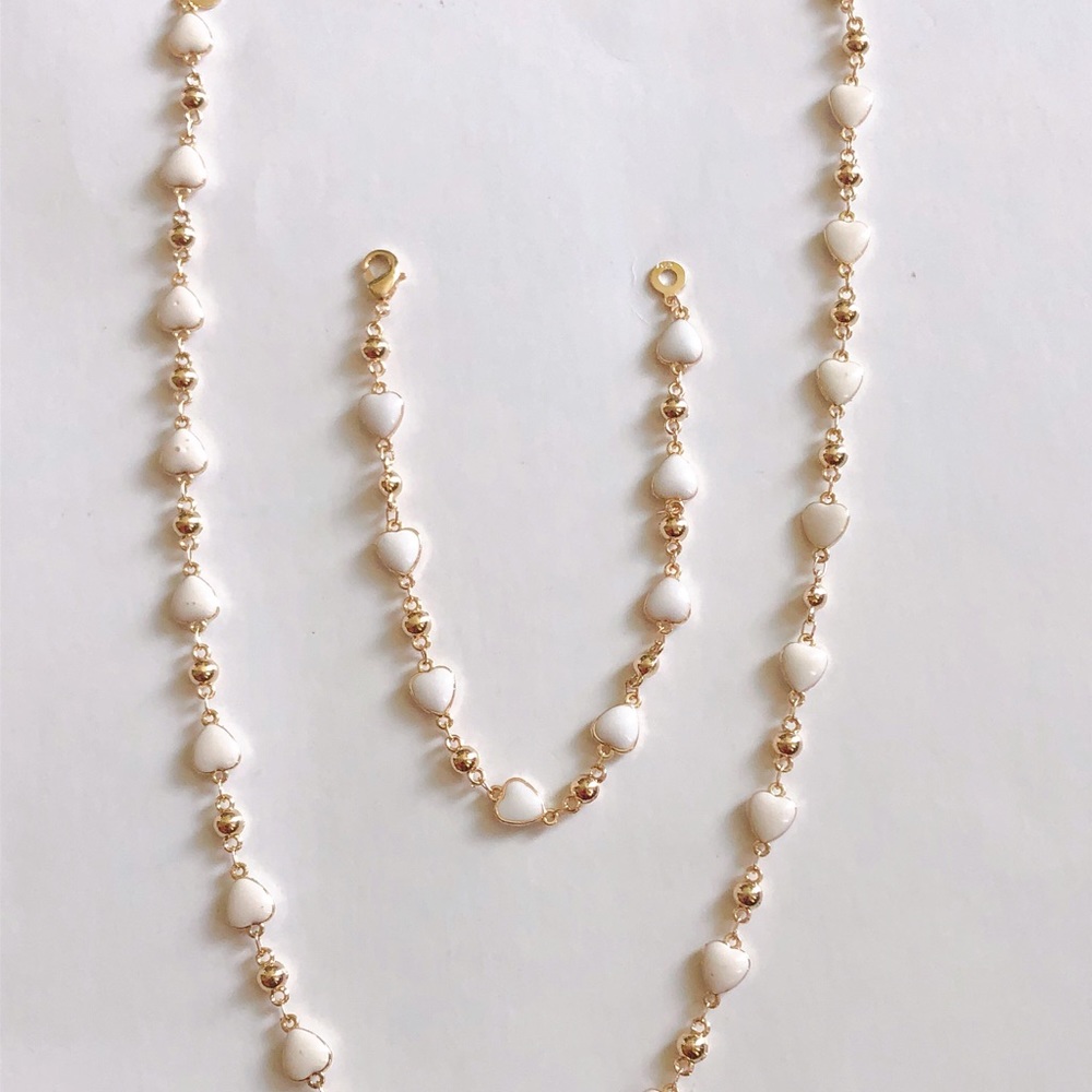 White and gold tone necklace set
